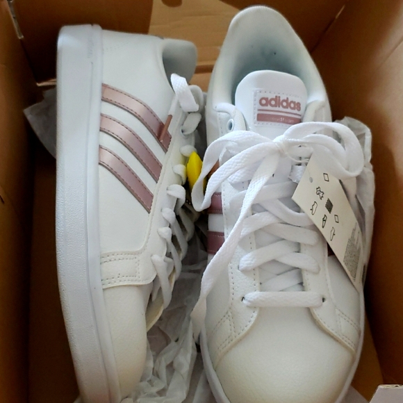 adidas Shoes - Adidas Advantage Women's Sneakers